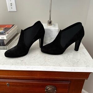 Vaneli Black Heeled Boots Sleek Silhouette